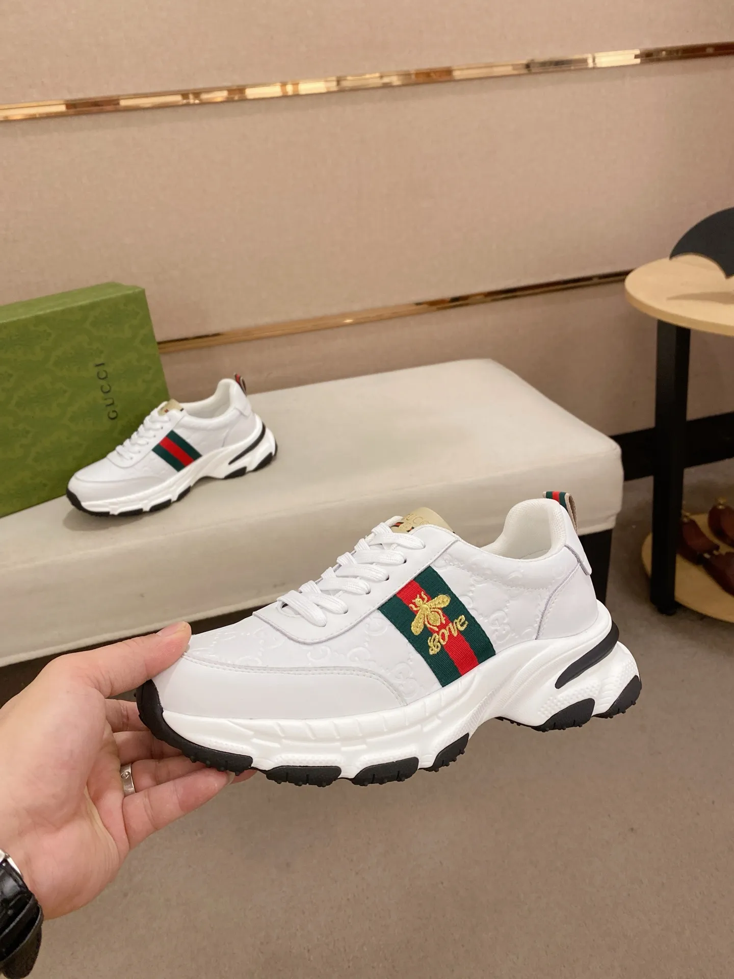 Men's shoes 💰 442 💰 High-quality new GUCCI counters are on the market at the same time. The new men's shoes, 😘fabrics are selected imported cowhide, lining: mesh breathable lining. 👍🏿 High-end ☄️ air-cushion molded anti-slip rubber outsole, exquisite lines, simple and elegant, comfortable and high-end for leisure travel. Code number: 38 to 44 (45 can be customized and cannot be returned or exchanged)